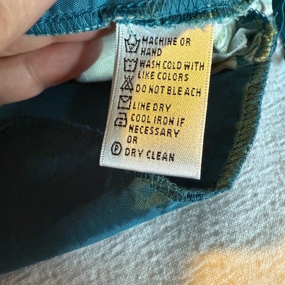 Kriss Kross VTG skirt, 💯% silk floral, teal & yellow 
Machine wash, Size 10 - Picture 9 of 9